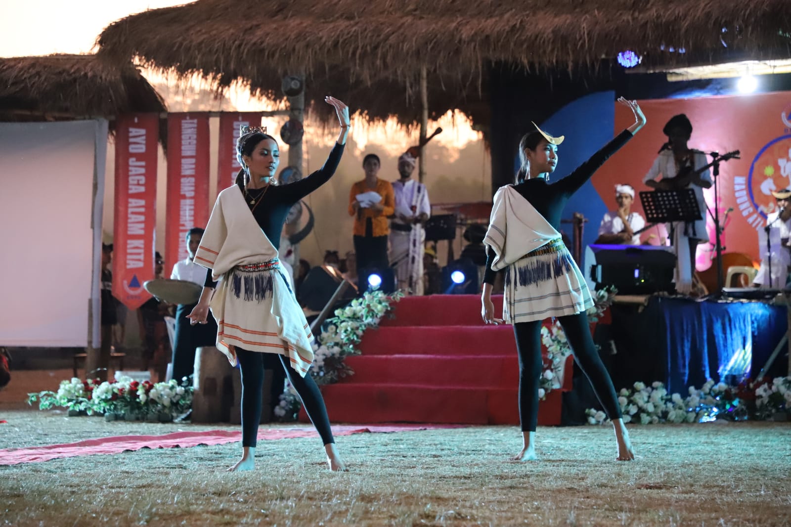 Aksi yang ditampilkan pada Pagelaran Budaya Sadar Bencana Mitigasi Bencana Melalui Kearifan Lokal dengan "Madung Ati Ba Hanganya Nam Haduka" yang memiliki makna Ketangguhan dan Kesiagaan dalam menghadapi bencana, yang dihelat di Kabupaten Sumba Tengah, Provinsi Nusa Tenggara Timur pada Jumat (1/9).